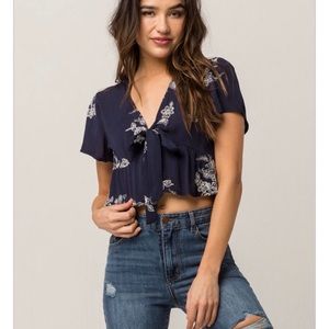 💛Tillys tie front cute top💛